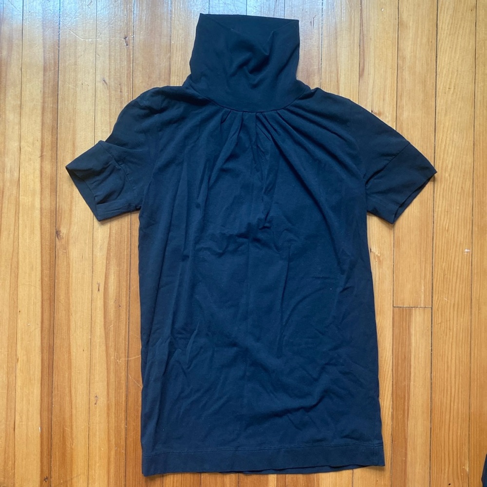 Theory turtle neck short sleeve medium black
